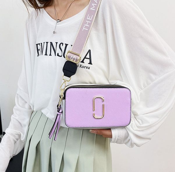 Модна сумка Якобс широкий ремінець на плече з лого А-1708 Фіолетова