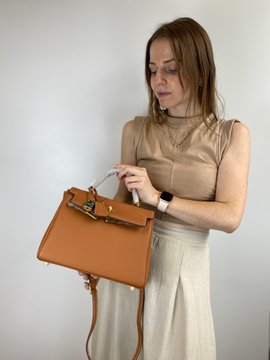 Популярная модель кожаная сумка с брелком 26см С60-КТ-815-26 Коричневая