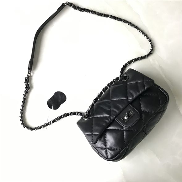 Шкіряна сумка з ланцюжком на плече С67-КТ-3028-S Чорна