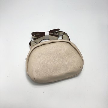 Міні шкіряна сумка овальної форми з широким ремінцем С45-КТ-3068 Молочна