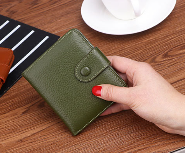 Шкіряний міні гаманець на кнопці КТ-10313 Зелений