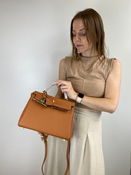 Популярная модель кожаная сумка с брелком 26см С60-КТ-815-26 Белая