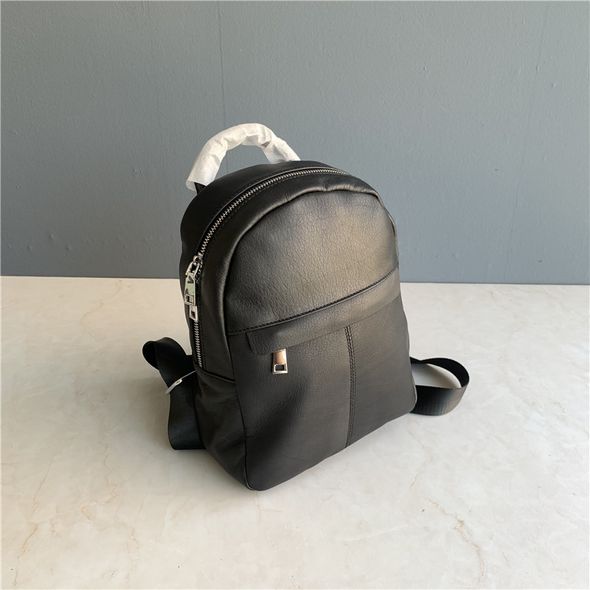 Шкіряний овальний рюкзак с карманом під клапаном спереду С49-КТ-2807 Чорний
