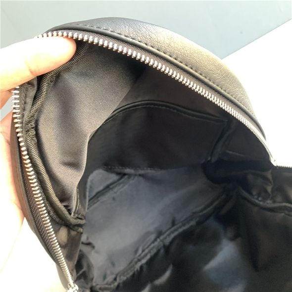 Шкіряний овальний рюкзак с карманом під клапаном спереду С49-КТ-2807 Чорний